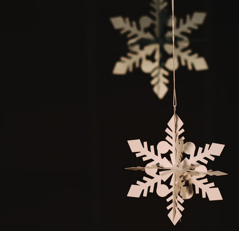 Screenshot 2025-10-22 at 09-17-11 Hanging snowflakes paper decor photo – Free Christmas Image on Unsplash