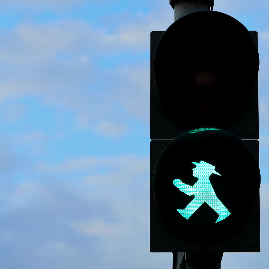 Screenshot 2025-10-27 at 08-29-52 Black traffic light with green light photo – Free Green Image on Unsplash Green Light