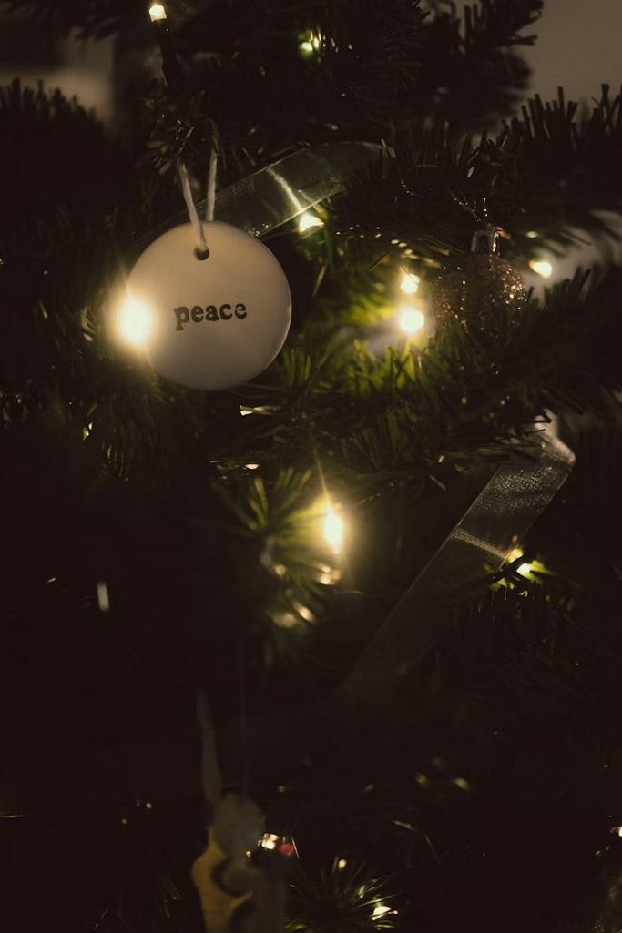 Screenshot 2025-12-07 at 17-33-11 A close up of a christmas tree with lights photo – Free Christmas Image on Unsplash